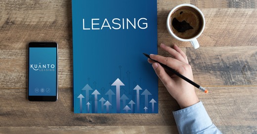 Material de Kuánto Leasing sobre un escritorio